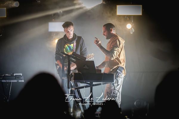 Deux musiciens aux claviers dans la fumée