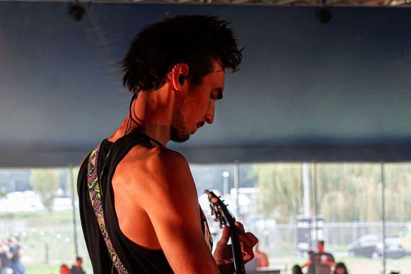 Le guitariste en festival, le public derrière lui